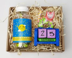 Подарок, набор "Позитив во всем": конфетки в баночке "Позитивин" и вечный календарь "Кот"