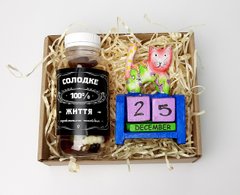 Подарок, набор "Сладкие времена":и конфетки в баночке "Сладкая жизнь на все 100", вечный календарь "Кот"