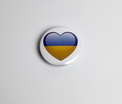 Значок "Україна в серці" - Круглый значок на рюкзак - Прикольный подарок - Символика