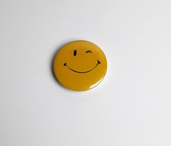 Значок "Smile" Смайлик - Круглый значок на рюкзак - Подарок мотиватор парню, девушке - Прикольный подарок