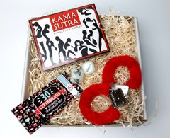 Подарочный набор "Красное и черное": камасутра шоколадная, чековая книжка желаний, кубики с позами и наручники